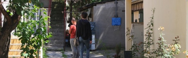 Bračni par je dobio sms, a onda se našao u bizarnoj situaciji "Ja sam vaš stanodavac, useljavam se u zadnje dvorište"