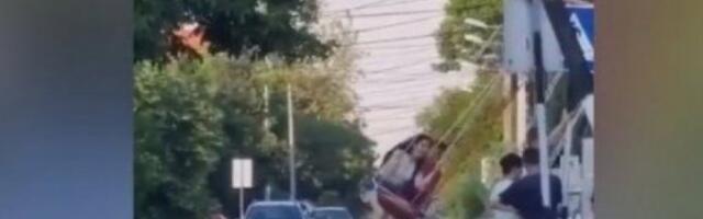 ŠOKANTNA SCENA: Ko je postavio ringišpil tik do puta?! (VIDEO)