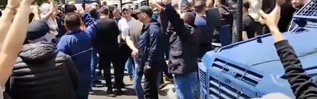 Srbi u Zvečanu pevaju specijalcima „Izađi mala”, u Leposaviću se igra kolo
