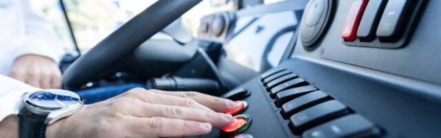 Napadnut vozač na liniji 83: Udarao u kabinu tokom vožnje, došlo i do povrede starice