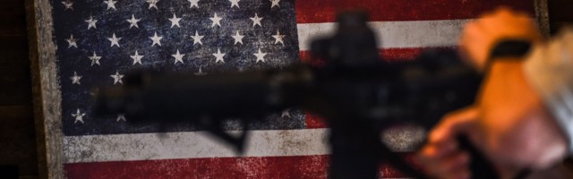 Talas panike u Americi pred izbore, masovno se kupuju oružje i hrana