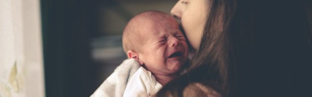 Grčevi, bolovi, glad, prehlada: Koji su najčešći razlozi bebinih suza?