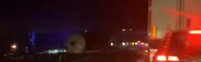 Saobraćajna nezgoda na auto-putu kod Novog Sada: Prevrnuo se kamion sa cisternom! (VIDEO)