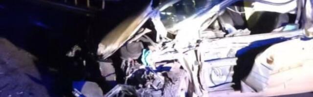 Povređeni otac i dvoje dece: Kolima se zakucao u kamion