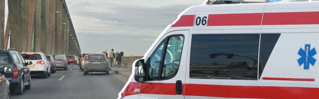 Nisu uspeli da ga zadrže: Čovek skočio sa Pančevačkog mosta!