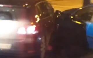 TEŠKA SAOBRAĆAJKA NA ULASKU U SREMSKU KAMENICU! Dva automobila smrskana, delovi rasuti po putu (VIDEO)