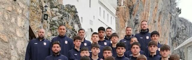 Divna slika iz Crne Gore: Reprezentacija Srbije posetila Ostrog pre prijateljskog meča sa komšijama