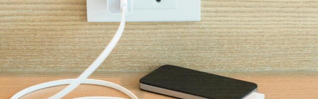 Ako punite telefon noću pravite grešku koja vas može skupo koštati: Mnogi nisu svesni ove opasnosti