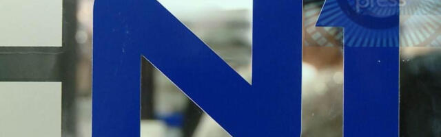 Zaposleni na N1 se okupili ispred zgrade kako bi izrazili zabrinutost zbog razrešenja Igora Božića