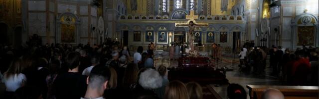 U Hramu Svetog Save na Veliki petak izneta plaštanica: Evo do kada možete da je celivate