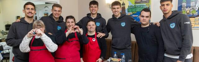 Fudbaleri Železničara za Vaskrs obradovali korisnike "Zvuci srca" i "Neven" /VIDEO, FOTO/