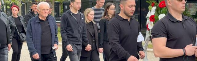 Sahranjen pevač: Udovica jedva hoda dok drži decu za ruke, održan potresan govor na Sašinoj sahrani