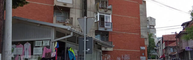 Slučaj uzurpacije javne površine ispred zgrade u Vranju: Posle pisanja JUGpress-a naloženo uklanjanje čunjeva