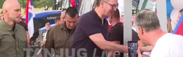(UŽIVO) Vučić u Banovom Polju: Veliki broj građana se okupio i dočekao predsednika (VIDEO)