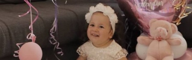 (FOTO) BRAVO ANĐELE! Mala Sofija srećna i nasmejana dočekala drugi rođendan!