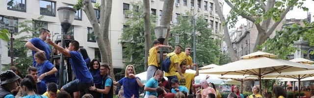 Pustite maturante da na miru skaču u fontane i slave kraj srednje škole