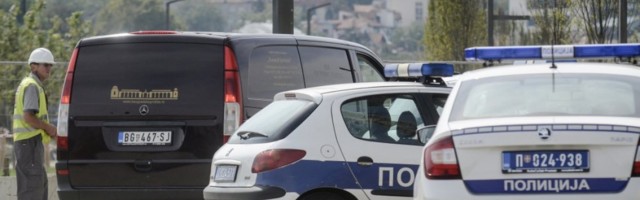 DŽIPOM PREPREČILI PUT MLADIĆU NA BANJICI, PA GA PREBILI I IZBOLI NOŽEM: Brzom i efikasnom akcijom policija UHAPŠENI napadači