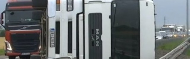 PAŽNJA, NA PUTU KOD ŠIMANOVACA LEŽI PREVRNUT KAMION! Saobraćaj otežan, intervenišu policija i Hitna pomoć