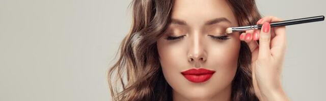 Spušteni kapci: makeup trikovi koji će „oživeti“ vaš izgled