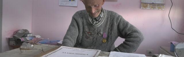 Некада се све градило уз помоћ радних акција, Мића је сведок тог времена а на његовим грудима и данас сија преко 30 значки