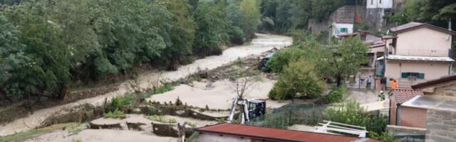 Jako nevreme protutnjalo kroz Vrnjačku banju: Voda izbija kao gejzer iz kanalizacije, ulice pretvorene u reke!