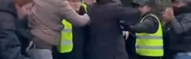 TO JE TA BLOKADERSKA POLITIKA Juče smo svedočili jezivim nasilničkim scenama koje su pravili opozicionari na platou ispred parlamenta