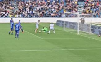 RAMBO PETKOVIĆ IMA 53 GODINE, ALI JE I DALJE FUDBALSKI MAJSTOR! Ponizio je golmana, pa se ušetao u prazan gol... A onda je jednim gestom oduševio planetu! VIDEO