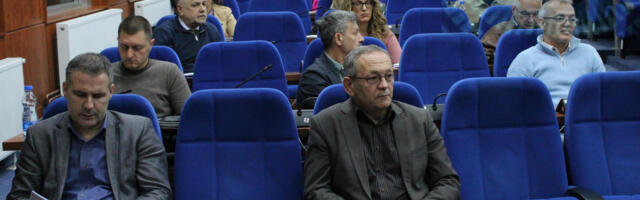 Novogodišnje čestitke vlasti: Zaposlenima u gradskoj upravi po 40.000 pomoći iz budžeta, građanima povećanje cena usluga javno-komunalnih preduzeća