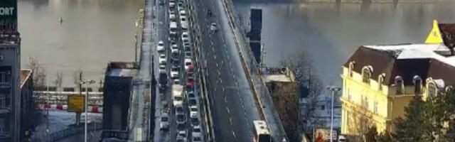 BRANKOV MOST POTPUNO ZAKRČEN: Gužva iz pravca Novog Beograda - automobili mile! (FOTO)