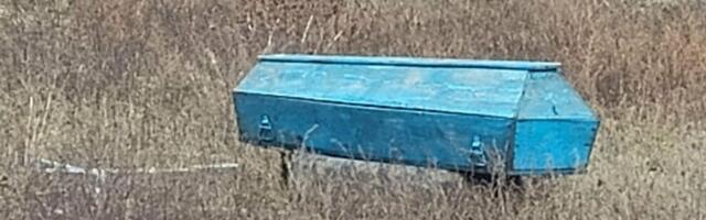 Plavi mrtvački sanduk više od 6 meseci intrigira meštane Gamzigrada: "Nekad je svaka kuća to imala na tavanu"