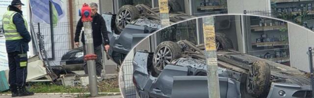 "Bmw" probio ogradu i završio na krovu: Neverovatan prizor iz Mirijevskog bulevara (FOTO/VIDEO)