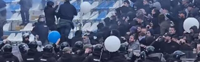 Pogledajte haos u Novom Pazaru: Prekinut meč s Zvezdom posle 50 sekundi, odmah bila tuča, policija kod Delija