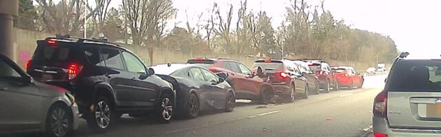 Trenutak nepažnje i haos! Pogledajte lančani sudar više od 10 automobila, sve se desilo u sekundi!