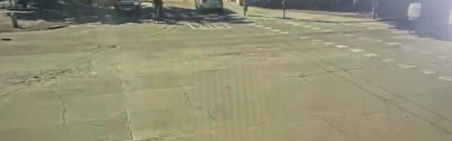UZNEMIRUJUĆE Ogromnom brzinom gazio pešake: Horor snimak iz Italije, ljudi leteli od udara (VIDEO)
