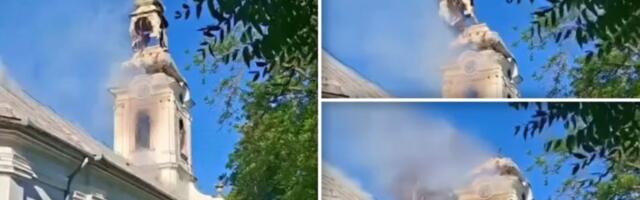 Srpska crkva u plamenu: Srušio se veći deo objekta (VIDEO)
