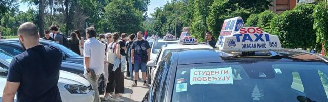 VIDEO: Novosađani organizovano idu na studentski protest u Beogradu