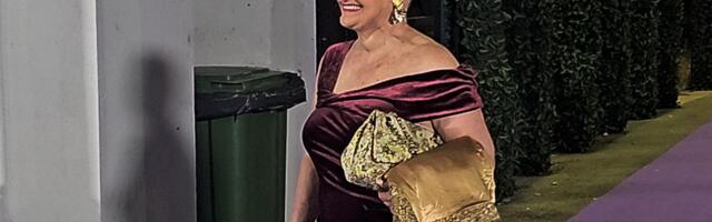 Bori se sa rakom a ne skida osmeh sa lica: Milica Dugalić zablistala na žurci Elite, zadržala vedar duh