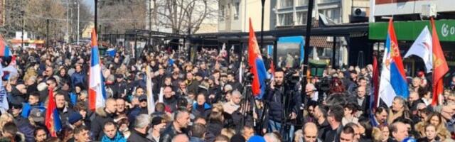 (UŽIVO) VIŠE HILJADA LJUDI ČEKA VUČIĆA U OBRENOVCU!