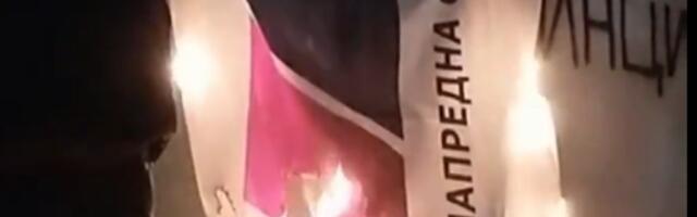 (NE)DOBRODOŠLICA ZA TERZIĆA U Miločaju upali u MZ, spalili zastavu SNS-a i pojeli posluženje (VIDEO)