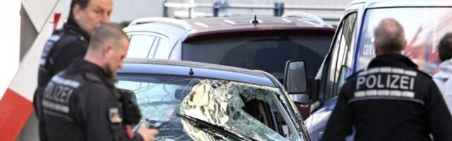 OVO JE AUTOMOBIL SMRTI! Crnim terencem uleteo u ljude  - pokosio na desetine, u centru grada kao NA BOJNOM POLJU! (FOTO)