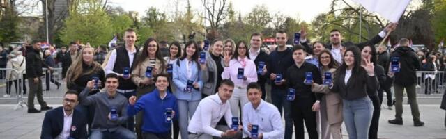 "NAŠA LjUBAV PREMA SRBIJI JE NESALOMIVA" Vučević uručio zahvalnice studentima koji žele da uče (FOTO)