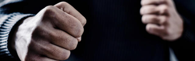 JEZIVI SNIMCI PORODIČNOG NASILJA OBJAVLJENI NA MREŽAMA Sin šamara oca, a majka sve snima (VIDEO)