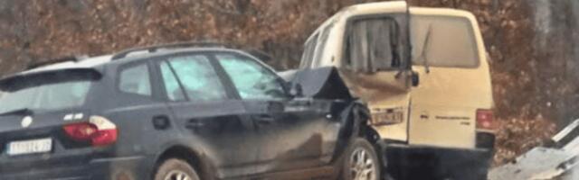 Sudar automobila i kombija blizu Tutina, dvoje djece povrijeđeno