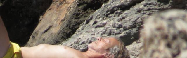 GLUMAC NASLEDIO KAMENU KUĆU NA MORU: Redovno spakuje kofere i sa porodicom upija VITAMIN D - Mnogi turisti ne znaju za OVO MESTO! (FOTO)