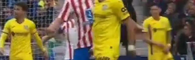 Skandal u Španiji: Uštinuo napadača Atletika za međunožje i dobio crveni karton