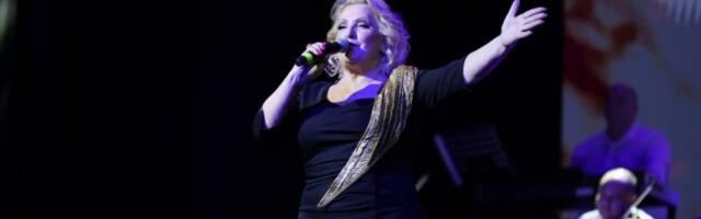 ONA JE GOST IZNENAĐENJA NA KONCERTU SNEŽANE ĐURIŠIĆ! Na crveni tepih došlo pola estrade, a kada se pojavila ona sa ovim dekolteom VILICE SU PALE SVIMA! (VIDEO)