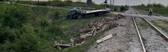 JEZIVA NESREĆA! Sudarili se brzi voz i vojni kamion - ima MRTVIH I POVREĐENIH! (FOTO)