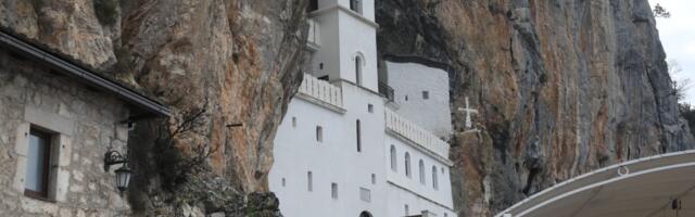 Veliko čudo uoči Vaskrsa u manastiru Ostrog: Žena ušla na štakama kod velikog sveca, izašla bez njih u suzama