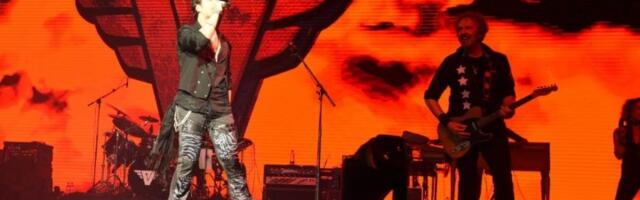 Počeo je prvi koncert "Parnog Valjka" u Sava Centru nakon što je Igor Drvenkar postao pevač nakon pokojnog Akija Rahimovskog