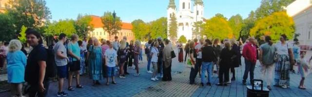 Jedna majka iz Bečeja prekinula štrajk glađu ispred opštine, druga nastavlja